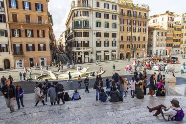 Roma, İtalya, 5 Şubat 2017. İnsanlar işareti yerler şehrin biri olan İspanyol merdivenin dinlen