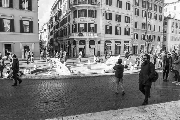Рим, Італія, на 5 березня 2017 року. Люди відпочивати біля фонтана делла Barcaccia (1627-1629 році П'єтро Bernini проекту) - фонтан у стилі бароко на площі Іспанії в Римі в Іспанських сходів. — стокове фото