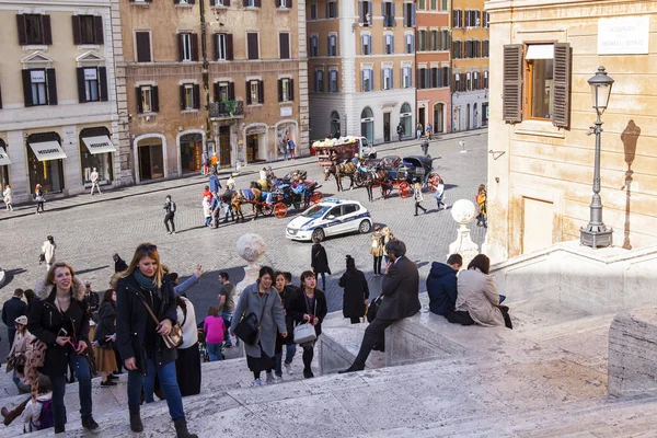ROME, ITALIE, le 5 mars 2017. Les gens se reposent sur l'échelle espagnole qui est l'un des signes touristiques de la ville — Photo