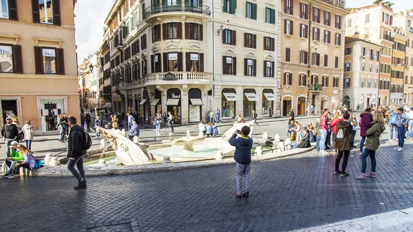 ROMA, ITALIA, 5 de marzo de 2017. La gente descansa cerca de Fontana della Barcaccia (1627 - 1629, proyecto Pietro Bernini) - la fuente en estilo barroco en la zona de España en Roma en la escalera española . — Foto de Stock