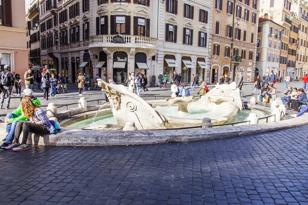 ROME, ITALIE, le 5 mars 2017. Les gens se reposent près de Fontana della Barcaccia (1627 - 1629, projet Pietro Bernini) - la fontaine de style baroque sur la zone de l'Espagne à Rome à l'échelle espagnole . — Photo