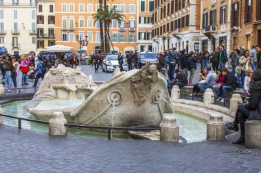 Roma, İtalya, 5 Şubat 2017. İnsanlar yakınındaki Fontana della Barcaccia (1627-1629, Pietro Bernini proje) - Barok çeşme İspanya Roma'daki alan İspanyol merdiven, dinlen.