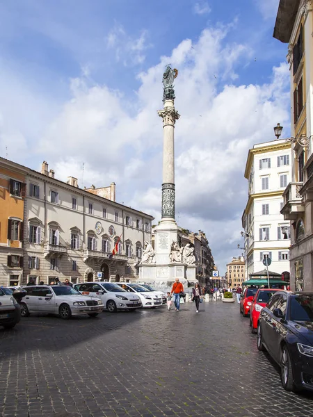 ROMA, ITALIA, 5 de marzo de 2017. El sol ilumina Colonna dell Immacolata en Piazza di Spagna — Foto de Stock