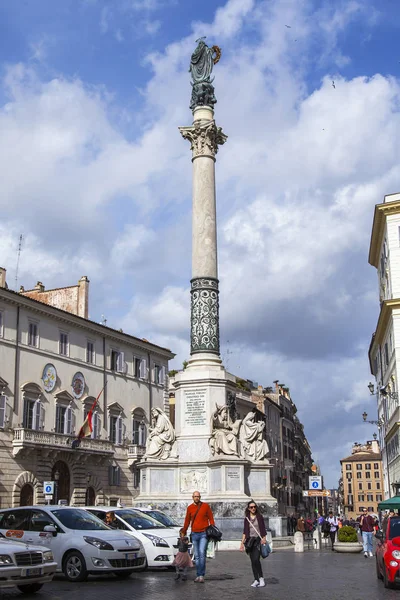 ROME, ITALY, on March 5, 2017. The sun lights Colonna dell Immacolata on Piazza di Spagna — Stock Photo, Image