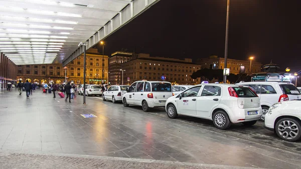 ROMA, ITALIA, il 5 marzo 2017. Il taxi urbano numeroso aspetta passeggeri a un'uscita dalla stazione ferroviaria di Termini in tarda serata — Foto Stock