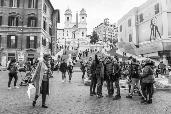 ROME, ITÁLIA, em 5 de março de 2017. As pessoas têm um resto na escada espanhola que é um de vistas de sinal da cidade — Fotografia de Stock