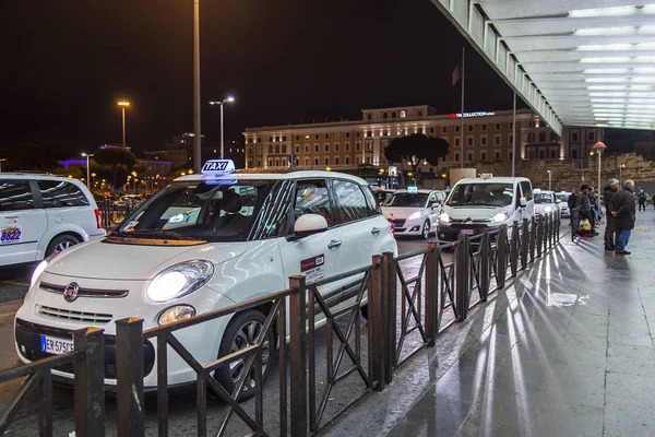 РИМ, Италия, 5 марта 2017 года. Многочисленные городские такси ждут пассажиров на выходе с железнодорожного вокзала Термини поздним вечером — стоковое фото