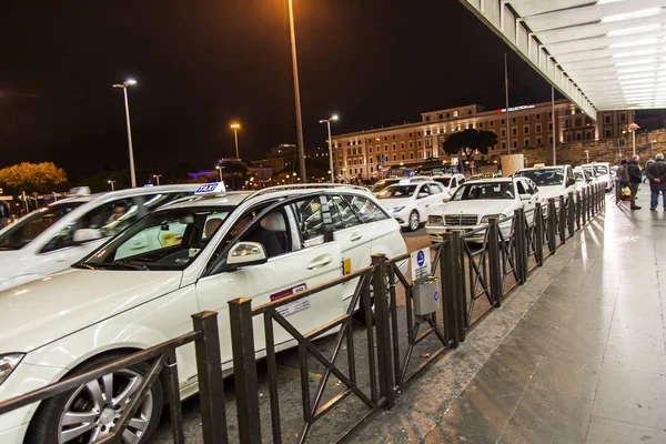 ROMA, ITALIA, il 5 marzo 2017. Il taxi urbano numeroso aspetta passeggeri a un'uscita dalla stazione ferroviaria di Termini in tarda serata — Foto Stock