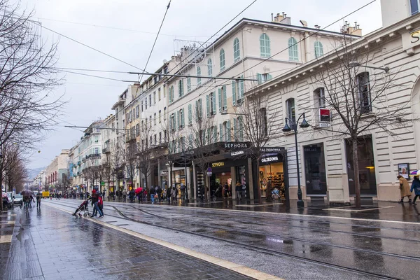 NICE, FRANCE, on JANUARY 8, 2017. People go down the street Jean Madsen, wet from a rain — Stock Photo, Image