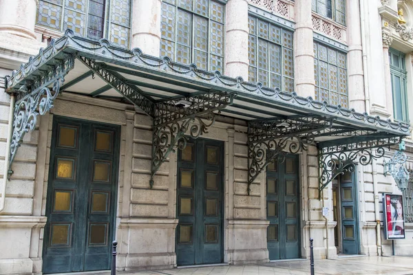 Niza, FRANCIA, en Enero 9, 2017. Detalles arquitectónicos del edificio del teatro de ópera de la ciudad — Foto de Stock
