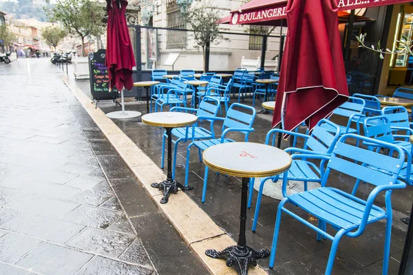 NICE, FRANÇA, em 9 de janeiro de 2017. Pequenas mesas de café na rua na cidade velha esperam visitantes — Fotografia de Stock