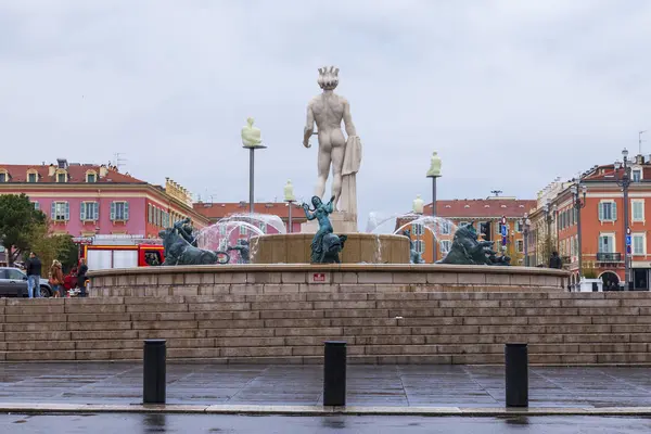 Nice, Francie, na 9 lednu 2017. Slunce svítí hlavní městské náměstí Massen a fontána slunce v jeho středu — Stock fotografie