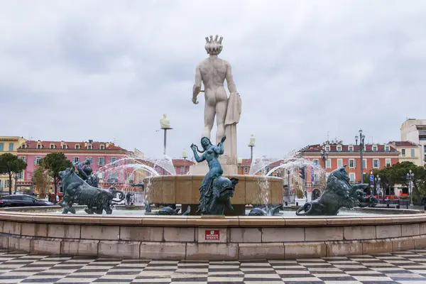 Nice, Francie, na 9 lednu 2017. Slunce svítí hlavní městské náměstí Massen a fontána slunce v jeho středu — Stock fotografie