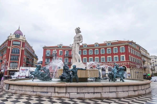 NICE, FRANCIA, il 9 GENNAIO 2017. Il sole illumina la piazza principale della città di Massen e la fontana del sole nel suo centro — Foto Stock