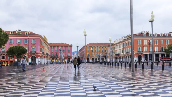 NICE, France, le 8 JANVIER 2017. Les gens vont le long de Massen Square, mouillés par la pluie — Photo