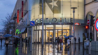 Güzel, Fransa, üzerinde 8 Ocak 2017. İnsanlar bir yağmur ıslak sokak Jean Madsen, aşağı git 