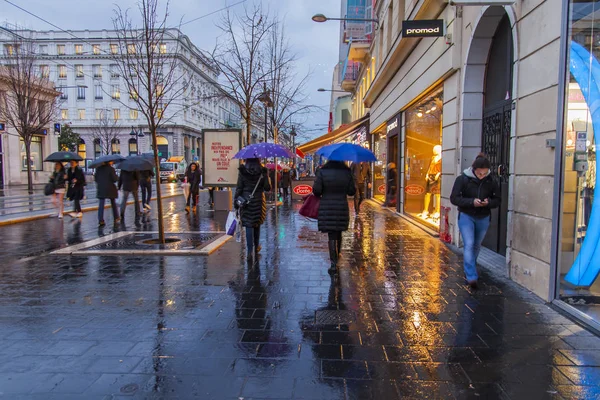 Nicea, Francja, na 8 stycznia 2017 r. Ludzie iść w dół ulicy Jean Madsen, mokre od deszczu — Zdjęcie stockowe