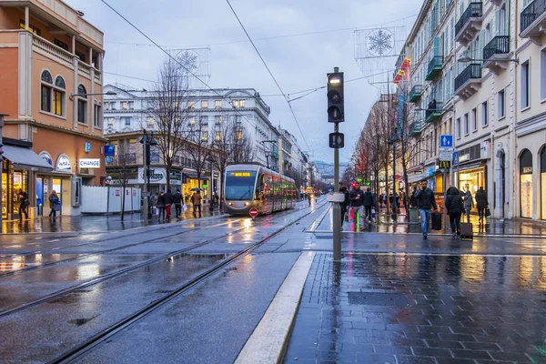 Nice, france, am 8. januar 2017. die leute gehen die straße hinunter jean madsen, nass vom regen — Stockfoto