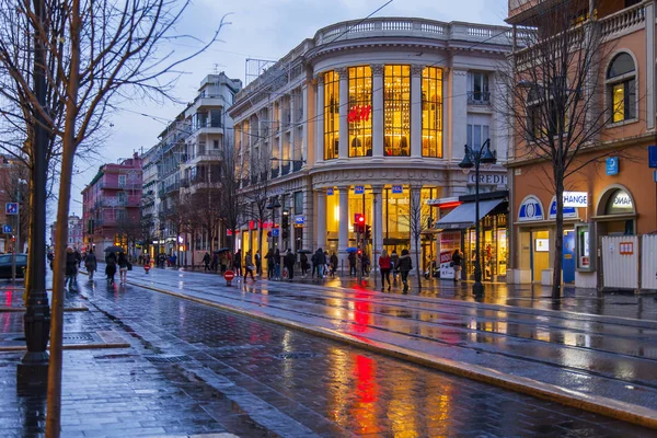 Niza, FRANCIA, el 8 de enero de 2017. La gente va por la calle Jean Madsen, mojada por la lluvia —  Fotos de Stock