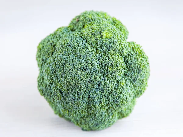 Cavolo fresco di broccoli su un tavolo — Foto Stock