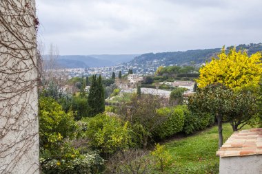  Saint-Paul-De-Vence, Fransa, 9 Ocak 2017. Şehrin dağ Vadisi üzerinde bir görünüm