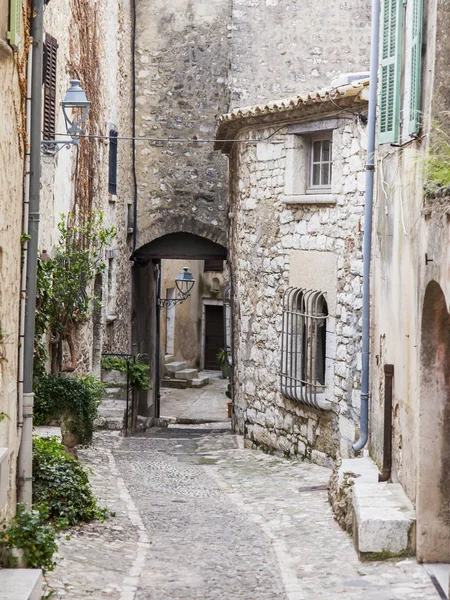 SAN PAOLO DE VENCE, FRANCIA, il 9 GENNAIO 2017. Antichi edifici in pietra fanno l'aspetto architettonico della tipica città in montagna — Foto Stock