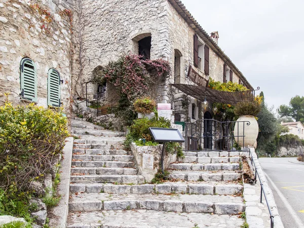 Saint-Paul-De-Vence, Francie, na 9 lednu 2017. Staré kamenné budovy udělat architektonický vzhled typické města v horách — Stock fotografie