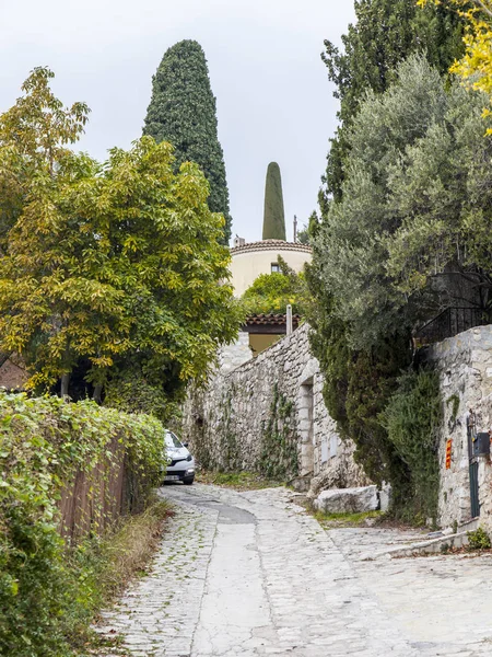 SAINT-PAUL-DE-VENCE, FRANÇA, em 9 de julho de 2017. A estrada montesa pitoresca conduz ao portão da cidade — Fotografia de Stock