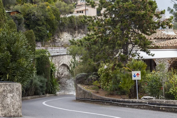 SAINT-PAUL-DE-VENCE, FRANCE, 9 января 2017 года. Живописная горная дорога ведет к городским воротам — стоковое фото