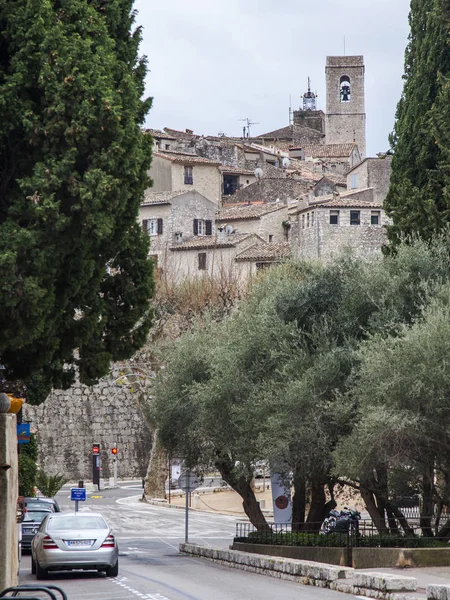 SAINT-PAUL-DE-VENCE, FRANÇA, em 9 de julho de 2017. A estrada montesa pitoresca conduz ao portão da cidade — Fotografia de Stock