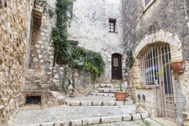 Saint-Paul-De-Vence, Fransa, 9 Ocak 2017. Eski taş binalar mimari tipik ortaçağ Fransız kasabası görünümünü Alpler'de olun.