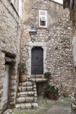 Saint-Paul-De-Vence, Fransa, 9 Ocak 2017. Eski taş binalar mimari tipik ortaçağ Fransız kasabası görünümünü Alpler'de olun.