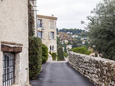 Saint-Paul-De-Vence, Fransa, 9 Ocak 2017. Eski taş binalar mimari tipik ortaçağ Fransız kasabası görünümünü Alpler'de olun.