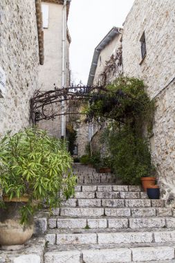 Saint-Paul-De-Vence, Fransa, 9 Ocak 2017. Eski taş binalar mimari tipik ortaçağ Fransız kasabası görünümünü Alpler'de olun.