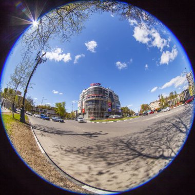 Pushkino, Rusya, 7 Mayıs 2017. Parlak bahar şehir merkezinde alışveriş merkezi bilir. Balık görünümü göz.