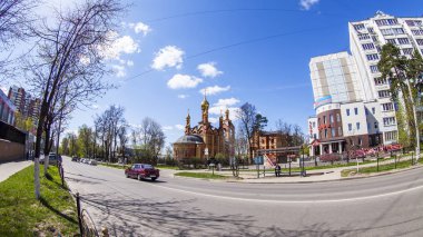 Pushkino, Rusya, 7 Mayıs 2017. Parlak bahar Mosksvskiy Caddesi üzerinde modern kilise bilir. Balık görünümü göz.