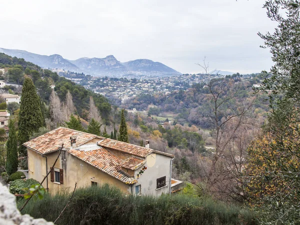 SAINT-PAUL-DE-VENCE, FRANÇA, em 9 de julho de 2017. A pitoresca cidade montanhosa estava localizada no belo vale da montanha. Vista de uma muralha da cidade — Fotografia de Stock