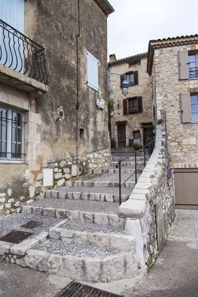 Saint-Paul-De-Vence, Francie, na 9 lednu 2017. Staré kamenné budovy udělat architektonický vzhled typické středověké francouzské městečko v Alpách — Stock fotografie