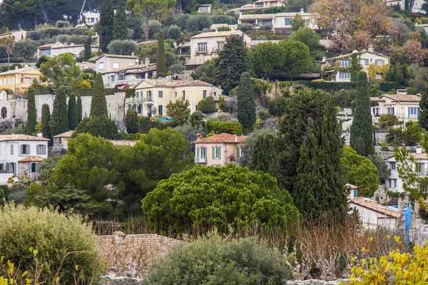 Saint-Paul-De-Vence, Francie, na 9 lednu 2017. Malebné horské Město leželo v krásném horském údolí. Pohled z městské zdi — Stock fotografie