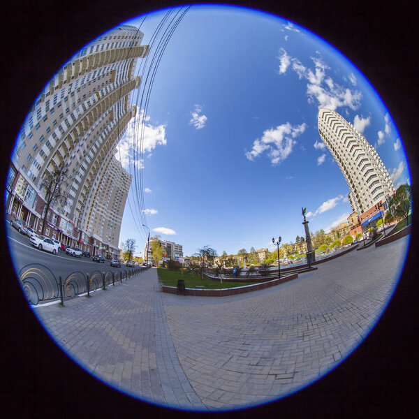 ПУШКИНО, РОССИЯ, 7 мая 2017 года. Яркое весеннее солнце освещает новые многоэтажные дома. Вид на рыбный глаз
.