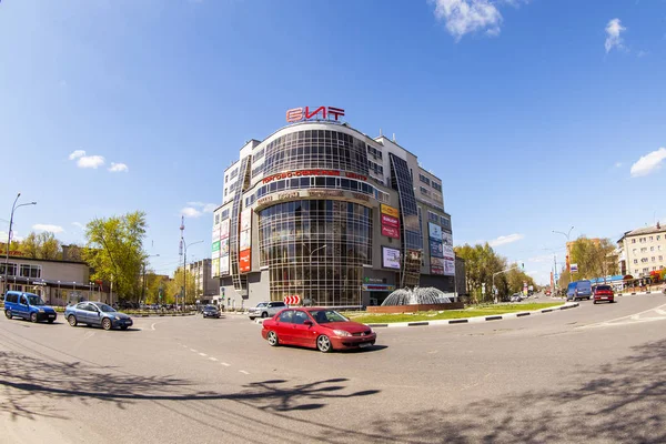 PUSHKINO, RUSIA, 7 de mayo de 2017. El brillante sol de primavera ilumina el centro comercial en el centro. Vista del ojo de pez . — Foto de Stock