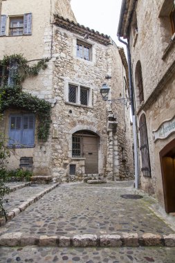 Saint-Paul-De-Vence, Fransa, 9 Ocak 2017. Eski taş binalar mimari tipik ortaçağ Fransız kasabası görünümünü Alpler'de olun.