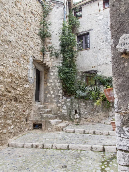 SAN PABLO DE VENCE, FRANCIA, 9 DE ENERO DE 2017. Antiguos edificios de piedra hacen que el aspecto arquitectónico de la típica ciudad medieval francesa en los Alpes —  Fotos de Stock