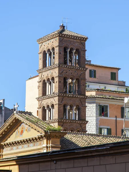 Řím, Itálie, na 8 března 2017. Kopule starých kostelní věže nad budovy na ulici v centru města — Stock fotografie