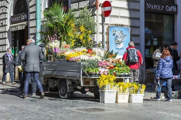 ROMA, ITALIA, 5 de marzo de 2017. Varias flores decorativas están a la venta en la calle de la ciudad — Foto de Stock