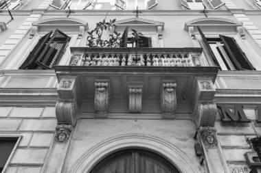 Roma, İtalya, 5 Şubat 2017. Şehrin sokak üzerinde bina cephe tipik ayrıntıları.