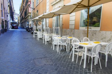 Roma, İtalya, 5 Şubat 2017. Şehrin tarihi kesiminde sokak kafe küçük tablolar ziyaretçi bekliyoruz