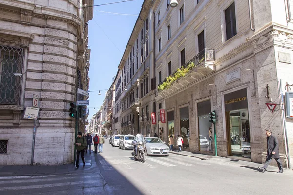 Řím, Itálie, na 5 března 2017. Městské krajiny. Krásné budovy udělat atraktivní Architektonický komplex na ulici v centru města. — Stock fotografie