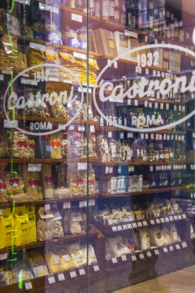 ROME, ITALIE, le 5 mars 2017. Différents types de pâte sont exposés dans une vitrine de la boutique romaine typique — Photo