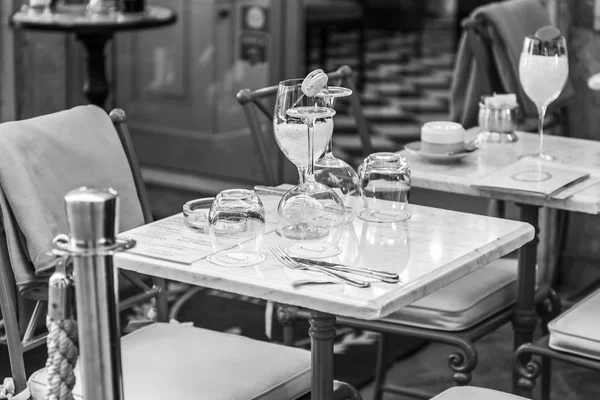 Řím, Itálie, na 5 března 2017. Malé tabulky pouliční kavárny v historické části města očekávají návštěvníky — Stock fotografie